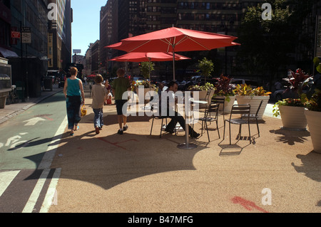 Fußgängerzone Esplanade am Broadway mit Tischen und Stühlen und ein Radweg von der 42nd Street zum Herald Square in New York Stockfoto