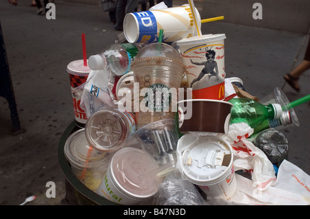 Ein überquellenden Papierkorb in New York Stockfoto