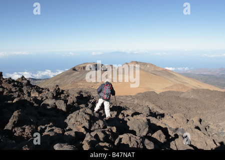 Eine Gehhilfe, die Verhandlungen über die Traverse über ein Magma-Feld zum Jahresbeginn die Wanderroute von Teide nach unten über die Pico Viejo, Teneriffa Stockfoto