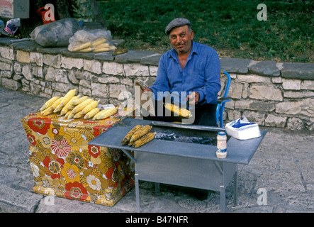 1 eine griechische Volk Mann verkaufen Mais-Anbieter in der Stadt Ioannina Region Epirus Griechenland Europa Stockfoto