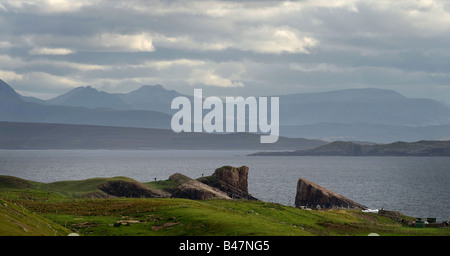 Clachtoll Bucht und der Split Rock mit dem Berg Stachpolly und die Ross-Shire-Berge Stockfoto