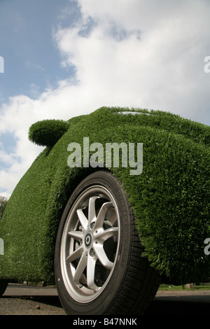 Smart Auto abgedeckt im Kunstrasen Stockfoto