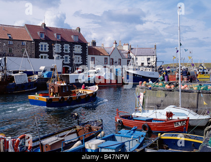 dh Berwickshire Küste EYEMOUTH HAFEN GRENZT AN SCHOTTLAND Schottisches Fischerboot Abfahrt Yachten Boote am Kai Küste Waterfront Stockfoto