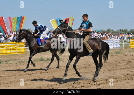 Das jährliche Atyrau Pferd Rennen lockt viele Teilnehmer und Zuschauer. Standards für Pferde und Reiter sind sehr unterschiedlich. Stockfoto