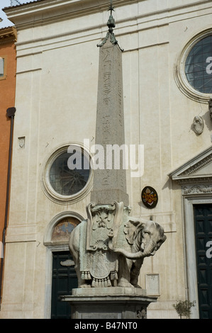 Obelisk und Skulptur in Piazza della Rotonda Stockfoto