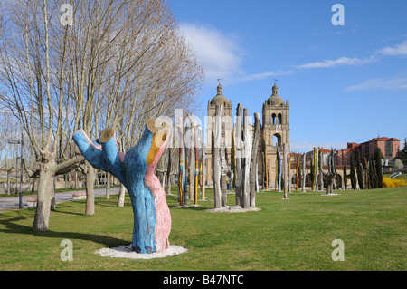 Geformte geschnitzten Bäumen Bosque de Olmos Secos und die Kirche Iglesia De La Santissima Trinidad del Arrabal Salamanca Spanien Stockfoto