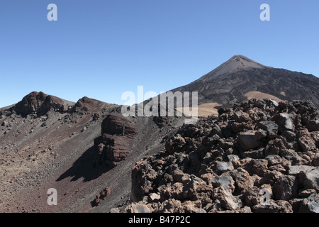 Blick auf den Gipfel des Teide vom Rand des Pico Viejo über eine Landschaft von Bimsstein Obsidian Basalt und Magma Schutt Stockfoto