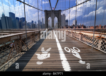 Der Gang über die Brooklyn Bridge in New York City hat getrennte Fahrspuren für Fußgänger Wanderer und Radfahrer. Stockfoto