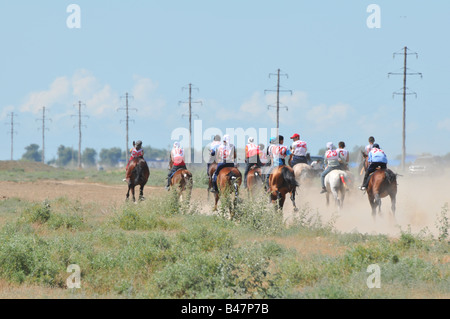 Das jährliche Atyrau Pferd Rennen lockt viele Teilnehmer und Zuschauer. Standards für Pferde und Reiter sind sehr unterschiedlich. Stockfoto