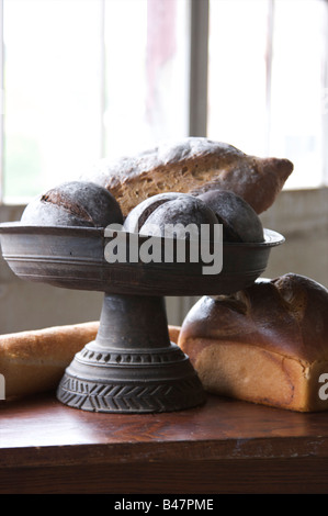Verschiedene Arten von Brot auf einem Tisch servierbereit angezeigt Stockfoto