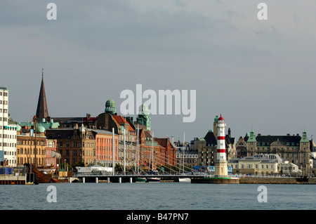 Leuchtturm und Brücke am Eingang in das Kanalsystem in Malmö Skåne Schweden Stockfoto