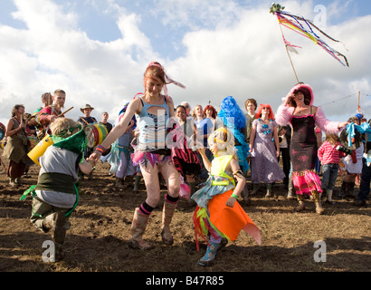 Hippie-Frau und die Kinder spielen an der keltischen Blue Music Festival Pembrokeshire Wales UK Stockfoto