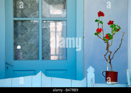 lebendiges Haus-Eingangstür mit Geranien in Rumänien Stockfoto