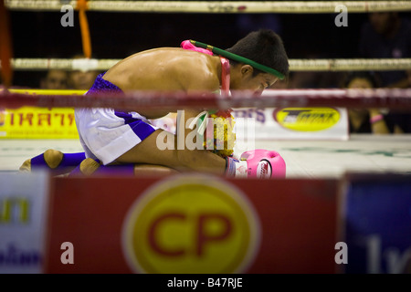 Die kniend Sequenz Wai Khru Ram Muay Thai Boxing Lumpinee Stadion Bangkok Thailand Stockfoto