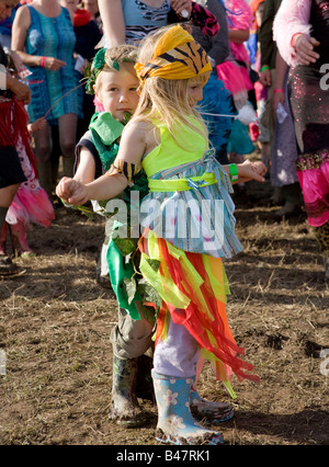 Kinder spielen auf der Celtic blau Musik Festival Pembrokeshire Wales UK Stockfoto