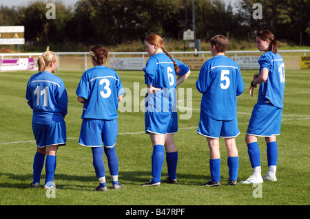 Frauen Fußball-Spieler während einer Pause im Spiel, Leamington Spa, England, UK Stockfoto