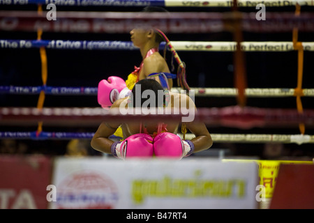 Die kniend Sequenz Wai Khru Ram Muay Thai Boxing Lumpinee Stadion Bangkok Thailand Stockfoto