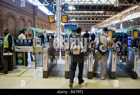 Menschen bei Ticket Barrieren London Bridge Station London UK Stockfoto