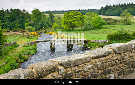 Antike Klöppel Brücke über den West Dart River bei Postbridge Dartmoor Nationalpark Devon England Stockfoto