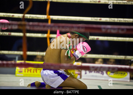 Die kniend Sequenz Wai Khru Ram Muay Thai Boxing Lumpinee Stadion Bangkok Thailand Stockfoto