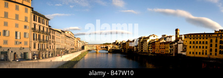 Ponte Vecchio Panoramablick, am frühen Abend Stockfoto