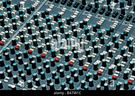 Detail von einem Mischpult in einem Aufnahmestudio, das dies in einem echten Studio einige erschossen wird Staub sichtbar Stockfoto