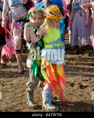 Kinder spielen auf der Celtic blau Musik Festival Pembrokeshire Wales UK Stockfoto