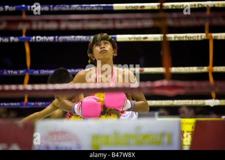 Die kniend Sequenz Wai Khru Ram Muay Thai Boxing Lumpinee Stadion Bangkok Thailand Stockfoto