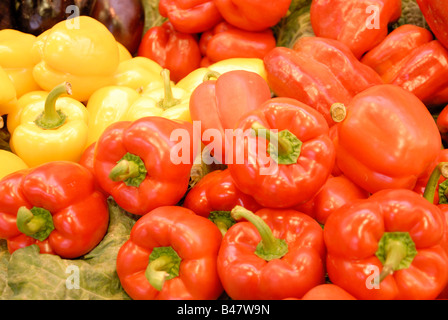 Rote und gelbe Paprika in La Boqueria-Markt in Barcelona Spanien Stockfoto