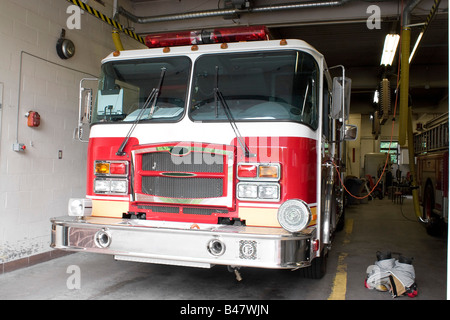 Ein Feuerwehrauto ist mit allen die Brandbekämpfung Ausrüstungsgegenständen, die bereit zu gehen in der Bucht geparkt. Stockfoto