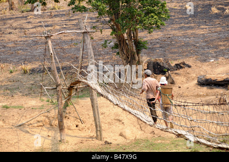 Vietnamesisch Paar ein Seil überqueren überbrücken Zentrales Hochland Vietnam Stockfoto