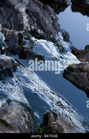 Wasser fließt über eine Klippe Stockfoto