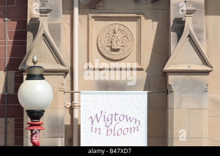 Wigtown in Bloom Banner außerhalb der Grafschaft Gebäude & Town Hall, Wigtown, Dumfries & Galloway. Stockfoto