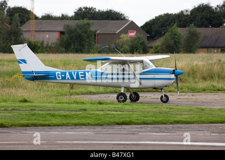 Reims Cessna F150G G-AVEN in Sandtoft Flugplatz geparkt Stockfoto