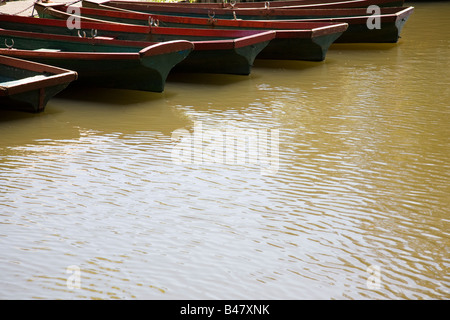 Ruderboote festgemacht an der Wey Navigation in Guildford, Surrey, England. Stockfoto