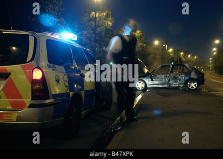 Aus dem Auto von der Polizei in den frühen Morgenstunden besucht verbrannt Stockfoto