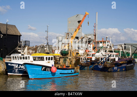 Whitstable Hafen Kent östlich von London bunte Fischerboot mit Netzen im Vordergrund Stockfoto