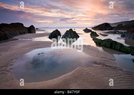 Felsenpools bei Ebbe am Strand von Combesgate, Woolacombe Devon England freigelegt Stockfoto