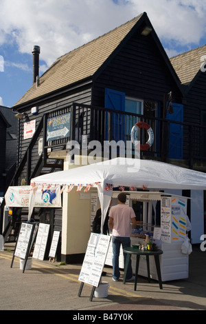 Whitstable Hafen Kent östlich von London bunte Fischerboot mit Netzen im Vordergrund Stockfoto