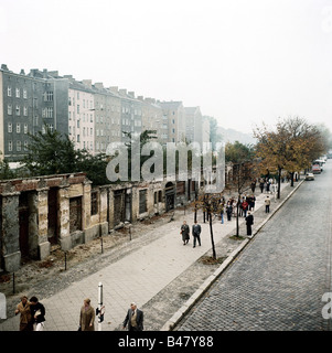 Geografie/Reisen, Deutschland, Berlin, Berliner Mauer, Bernauer Straße, 1970er Jahre, zonale Grenze, Fußgänger, DDR, DDR, BRD, Straße, historisch, historisch, Menschen, 20. Jahrhundert, Stockfoto