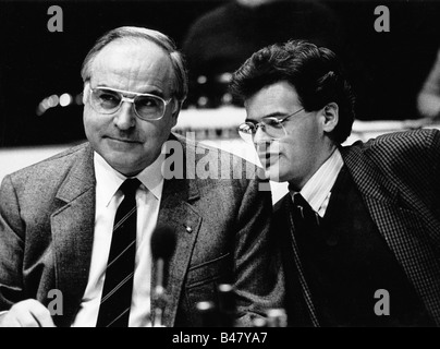 Kohl, Helmut, * 3.4.1930, deutscher Politiker (CDU), Bundeskanzler von Deutschland 1982 - 1998, halbe Länge, mit Christoph Boehr, Bundesvorsitzender Junge Union (Junge Christdemokraten), Tag von Deutschland 24. / 25.11.1984, Stockfoto