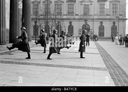 Geografie/Reisen, Deutschland, Deutsche Demokratische Republik, Militär, NVA, Wachwechsel, neue Wache, Ost-Berlin, ca. 1980, Stockfoto