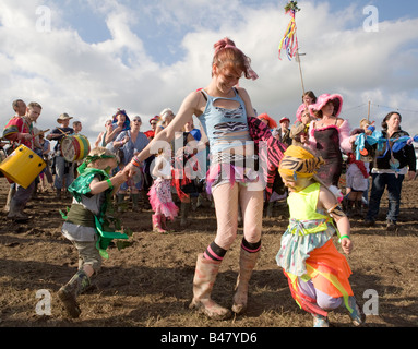 Hippie-Frau und die Kinder spielen an der keltischen Blue Music Festival Pembrokeshire Wales UK Stockfoto