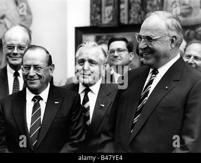 Kohl, Helmut, * 3.4.1930, deutscher Politiker (CDU), Kanzler von Deutschland 1982 - 1998, halb so lang, mit Bundesinnenminister Friedrich Zimmermann, Bundesminister für Verkehr, Bau- und Städtefragen Oskar Schneider, Bundesminister für wirtschaftliche Zusammenarbeit Jürgen Warnke, Mitte der 1980er Jahre, Stockfoto