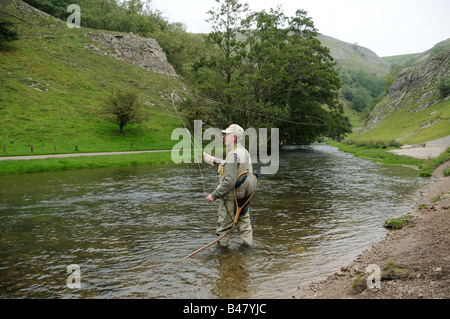 Fliegenfischen Sie auf Bachforelle und Äsche auf dem River Dove Peak District britischen September Stockfoto