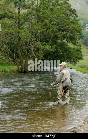 Fliegenfischen Sie auf Bachforelle und Äsche auf dem River Dove Peak District britischen September Stockfoto