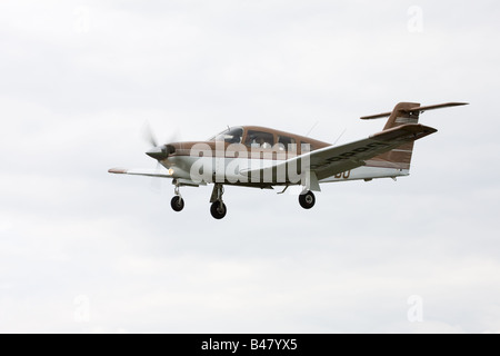 Piper PA-28RT-201T Turbo Cherokee Arrow IV G-BPBO im Endanflug auf Sandtoft Flugplatz landen Stockfoto