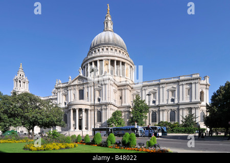 St Pauls Cathedral London mit Touristen Sightseeing Bus Busse außerhalb dieses ikonische London Sir Christopher Wren Touristenattraktion geparkt Stockfoto