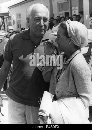 Schneider, Romy, 23.9.1938 - 29.5.1982, deutsche Schauspielerin, halbe Länge, mit ihrem Stiefvater Hans Herbert Blatzheim, 1960er Jahre, Stockfoto