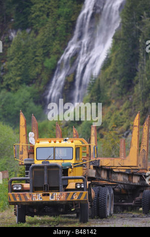 Logging Truck und Wasserfall Stockfoto